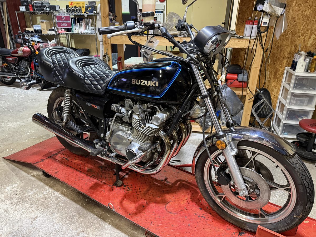 スズキ GS750E ブラック